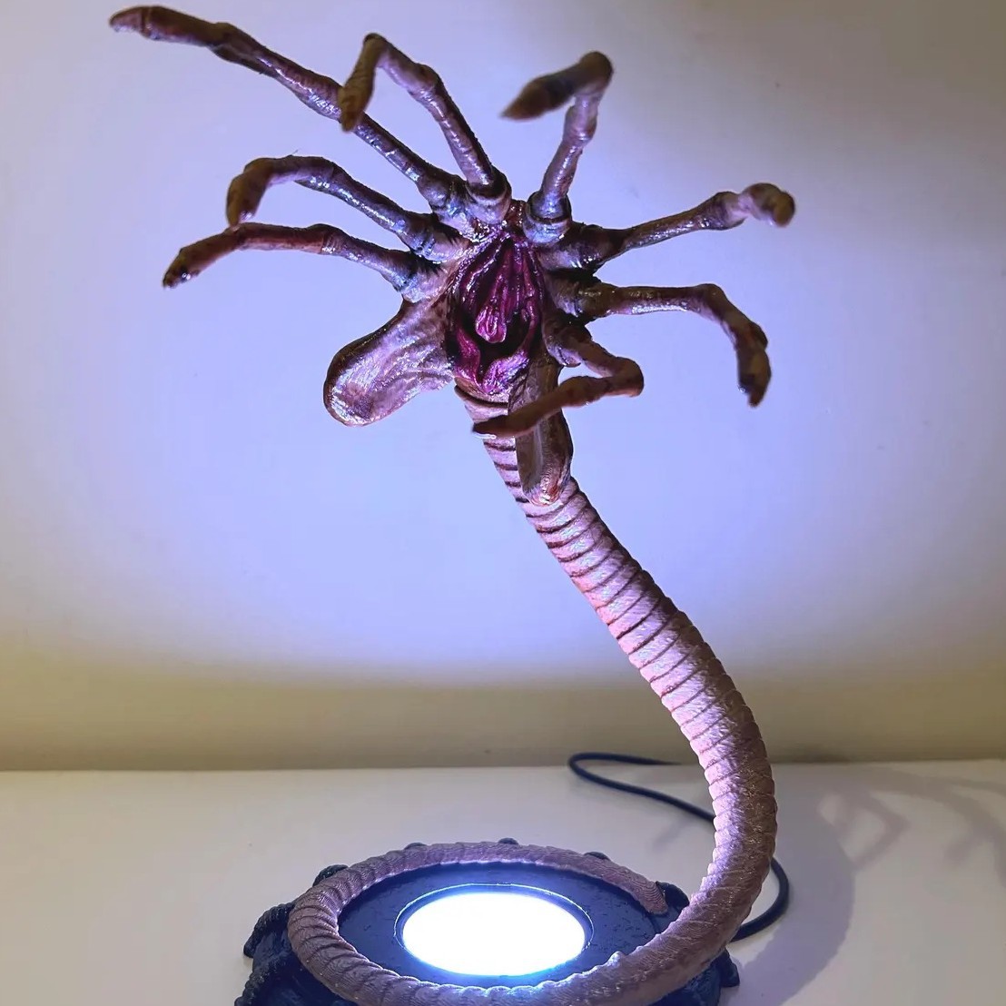 Luminária Alien Facehugger, De - Home Lighting And Decor avaliação e preço